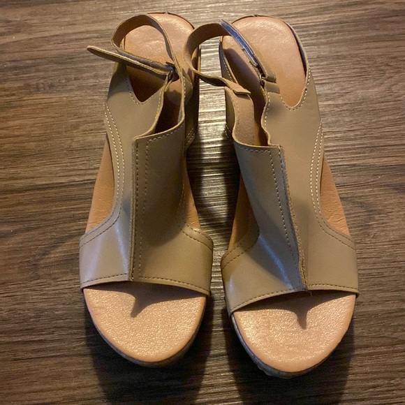 Tan open toed platform sandals, size 10 - Picture 1 of 4
